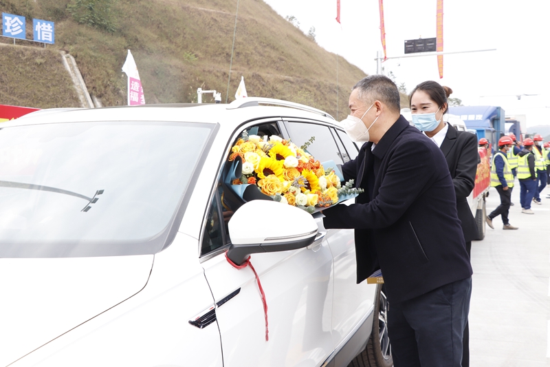 廣西新發展交通集團黨委書記、董事長陳開群為第一輛通車車輛送上鮮花.JPG